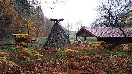 Der Holzkohlenmeiler wird in Flaesheim traditionell im Frühjahr angezündet