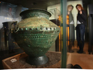 Eines der kostbarsten Relikte im LWL-Museum, die Urne von Gevelinghausen