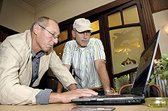 Claus Dürscheidt (li.) und Alexander Schüler schauen sich Szenen ihres Dokumentarfilms auf dem Laptop an.