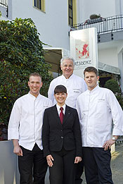 Die Serviceleiterin Stefanie Fuchs mit Berthold Bühler und der neuen kulinarischen Doppelspitze Erik Arnecke und Eric Werner