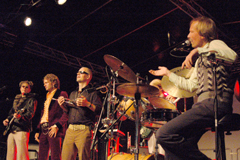 Schlagzeuger Pawel Popolski (vorne rechts) erklärt die Geschichte der Familie Popolski