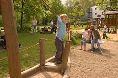 Der Spielplatz im Herner Stadtpark bietet tolle Spielgeräte für Kinder: Prädikat " title=