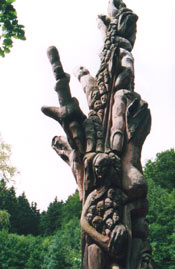 Baumskulpturen wie Totempfähle umgeben den Hexenteich in Menden und locken auch Besucher aus dem Ruhrgebiet
