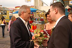 Hoher Besuch auf Crange: Der Bürgermeister gratulierte dem frisch gebackenen Ehepaar Schepers