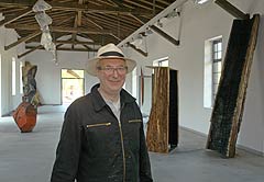 Karl Manfred Rennertz inmitten seiner Skulpturen im neuen Ausstellungsraum des Hafengebäudes. Foto: LWL/Hudemann