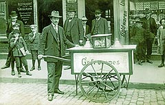 Giovanni Martini mit seinem Eiskarren auf den Straßen Recklinghausens, um 1910.
Repro: Angelo Martini