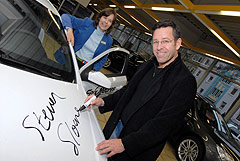 Seine Unterschrift verleiht dem Hauptgewinn eine ganz besondere Note: Generalmusikdirektor Steven Sloane signierte den Opel Astra.