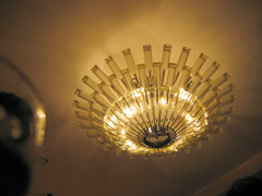 Originelle Dekoration im Pablostil: die Deckenlampe erinnert an den Surrealisten Marcel Duchamp