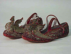 In Burma sind die Schuhe der Prinzen mit dem Glück bringenden Hintha-Vogel verziert. Foto: Museum und Archiv, Pirmasens.