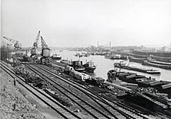 Der Hafenkanal in den 50er, 60er Jahren Quelle: duisport Foto: unbekannt