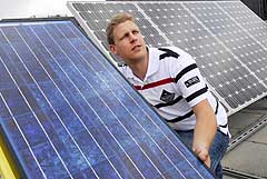 Solarzellen und Photovoltaik sind ein wichtiger Bestandteil im 1. Fairen Handwerksführer für Bochum. Dabei kommt es auf die richtige Installation an, weiß Gebäudeenergieberater Tobias Heinichen.