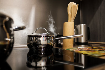 Auf einer Herdplatte steht ein Kochtopf, auf dem ein passender Deckel ist Foto: pixabay/Bru-nO