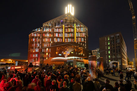 Die Fassade des Dortmunder U wird mit bunten Motiven wie einem Bücherregal oder Planeten beleuchtet Foto: Rupert Warren