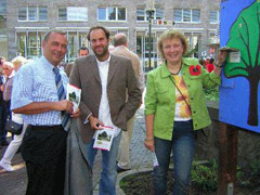 Eröffneten den Erlebnispfad in der Unnaer Innenstadt: (v.l.n.r) Bürgermeister Werner Kolter, Kai Zimmermann, der mit seiner Diplomarbeit die Grundlage für den Pfad schaffte, und Umweltausschussvorsitzende Gudrun Bürhaus.