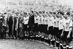 „Helden von Bern“: Die deutsche Mannschaft am 4.7.1954 nach dem Gewinn des Finales der Fußballweltmeisterschaft. Foto: Stadtarchiv Weinheim
