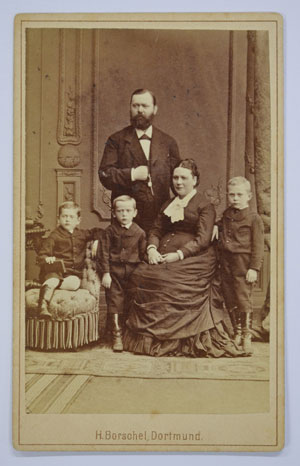 Eine Familie in festlicher dunkler Kleidung um 1912, Foto: Atelier Hermann Borschel Dortmund
