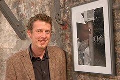 Dirk Lohmann vor einem seiner Ausstellungsfotos in der Zeche Hannover