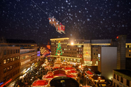 Bochumer Weihnachtmarkt mit fliegendem Weihnachtsmann, Foto: Lutz Leitmann