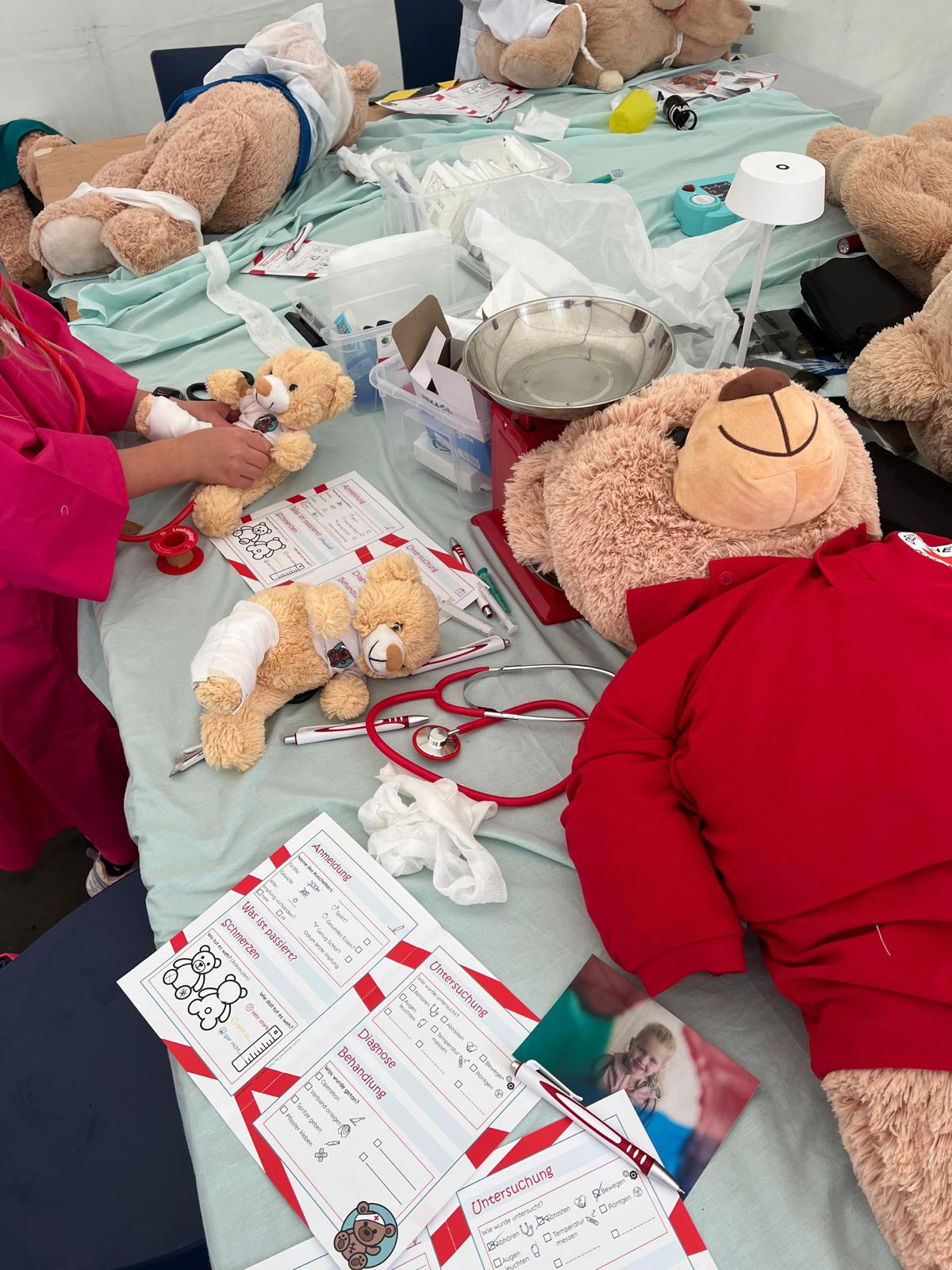 Teddyklinik gastiert in der Kinderbücherei