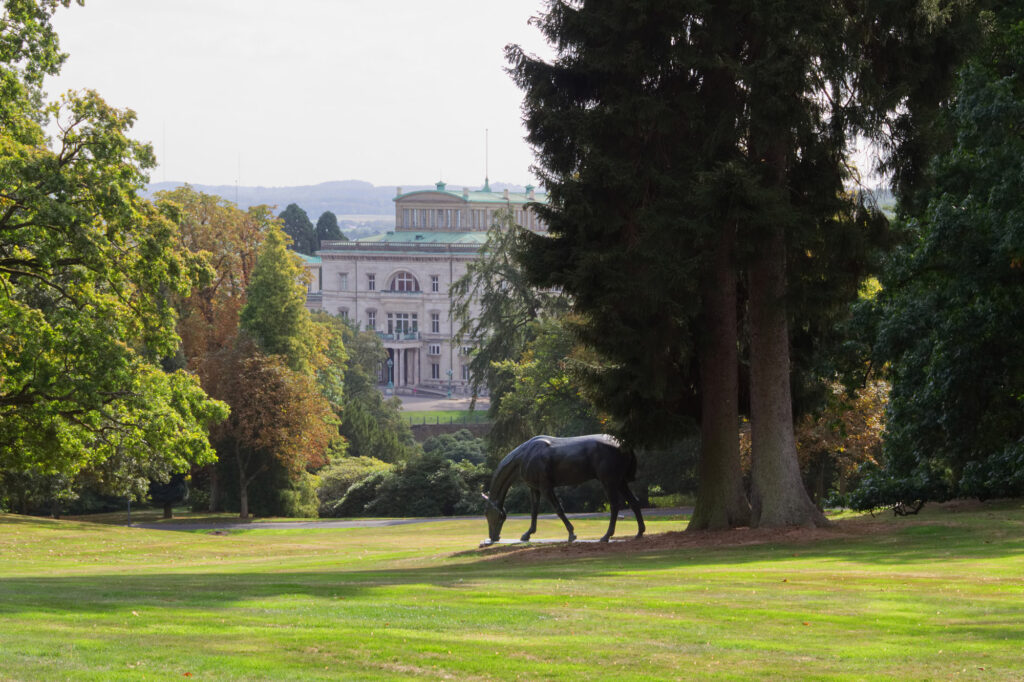 Villa Hügel mit Skulptur von Albert Hinrich Hußmann, Bronze, ca. 1914
Bild: Alfried Krupp von Bohlen und Halbach-Stiftung
Fotograf: Denis Bury