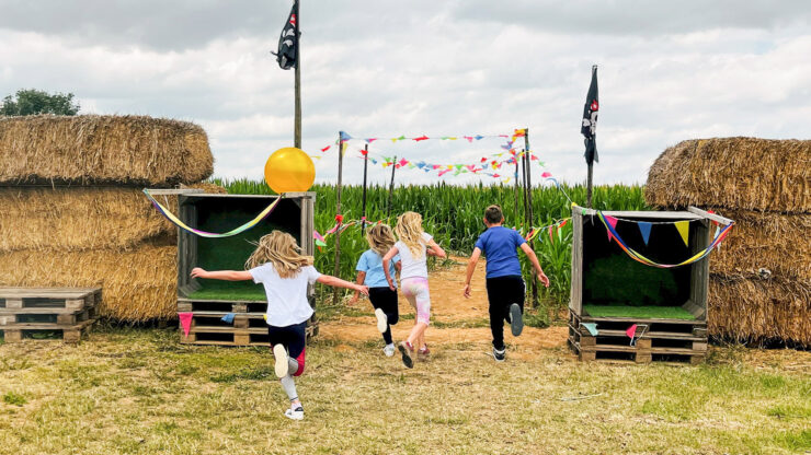 Ab dem Sonntag, 7. Juli, haben die Maislabyrinthe auf dem Krewelshof Eifel und in Lohmar geöffnet. Den ganzen Juli über ist der Eintritt auf dem Mechernicher Hof für Kinder unter Aufsicht der Eltern kostenlos. Foto: Krewelshof/pp/Agentur ProfiPress