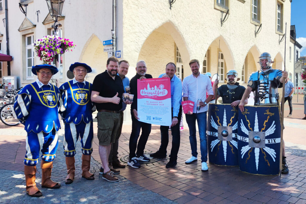 Vorfreude auf das Heimatfest 2024 in Haltern am See. Unter anderem auch von Bernd Bröker, Leiter der Stadtagentur.
(Foto: Stadt Haltern am See)