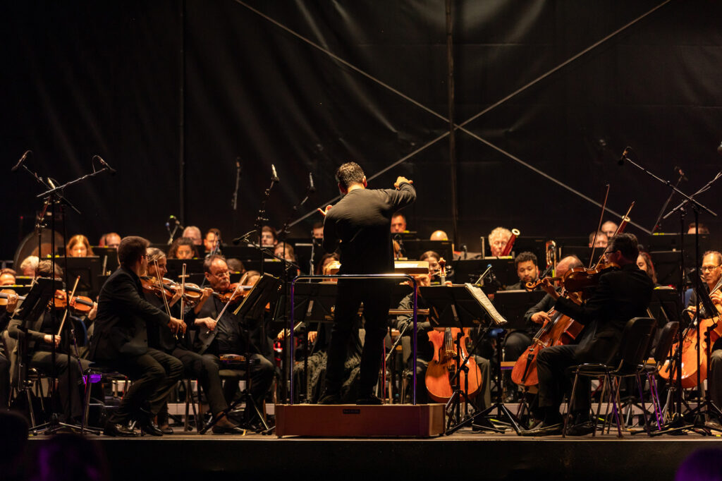 Das Lichterfest am Schloss Benrath wird von einem Open-Air-Konzert eines klassischen Orchesters am Spiegelweiher begleitet.
(Foto: Michael Breuer)