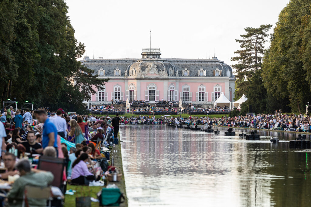 Zahlreiche Besucher:innen versammeln sich zum Lichterfest um den Spiegelweiher und genießene die sommerlich-romantische Stimmung am Benrather Schloss.
(Foto: Michael Breuer)