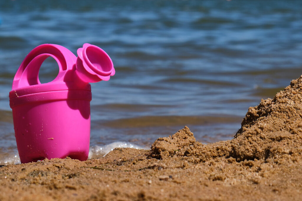 Spielzeug und Wasser mit Strand Bild: Pixabay