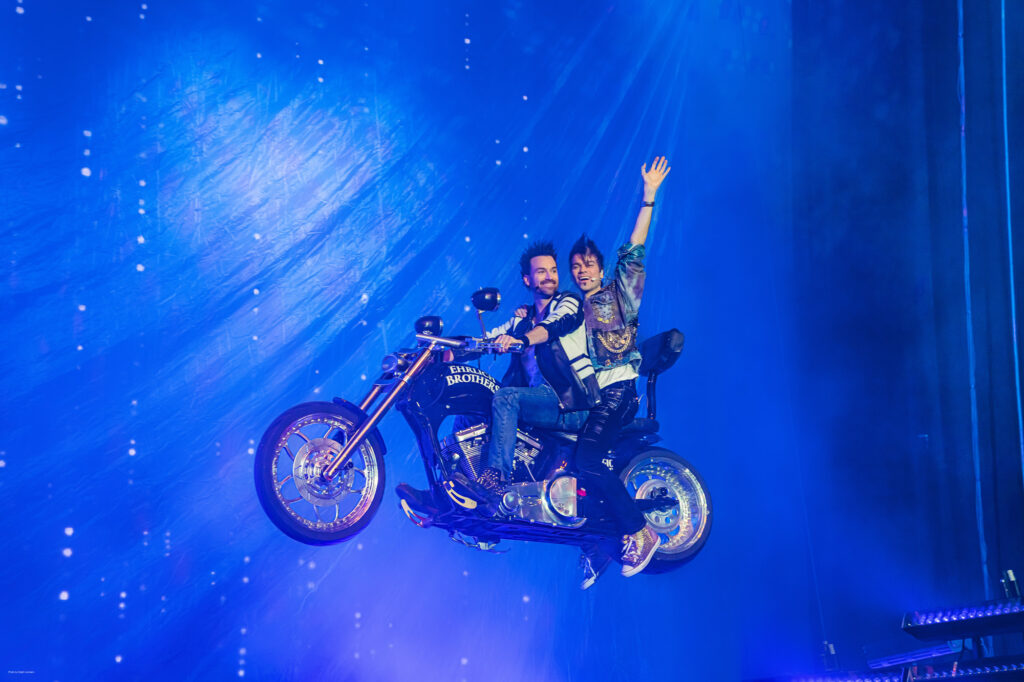 Die Ehrlich Brothers und ihre Show „Dream & Fly“. Die Brüder fliegen auf einem Motorrad,über die Bühne.
(Foto: Ralph Larmann)