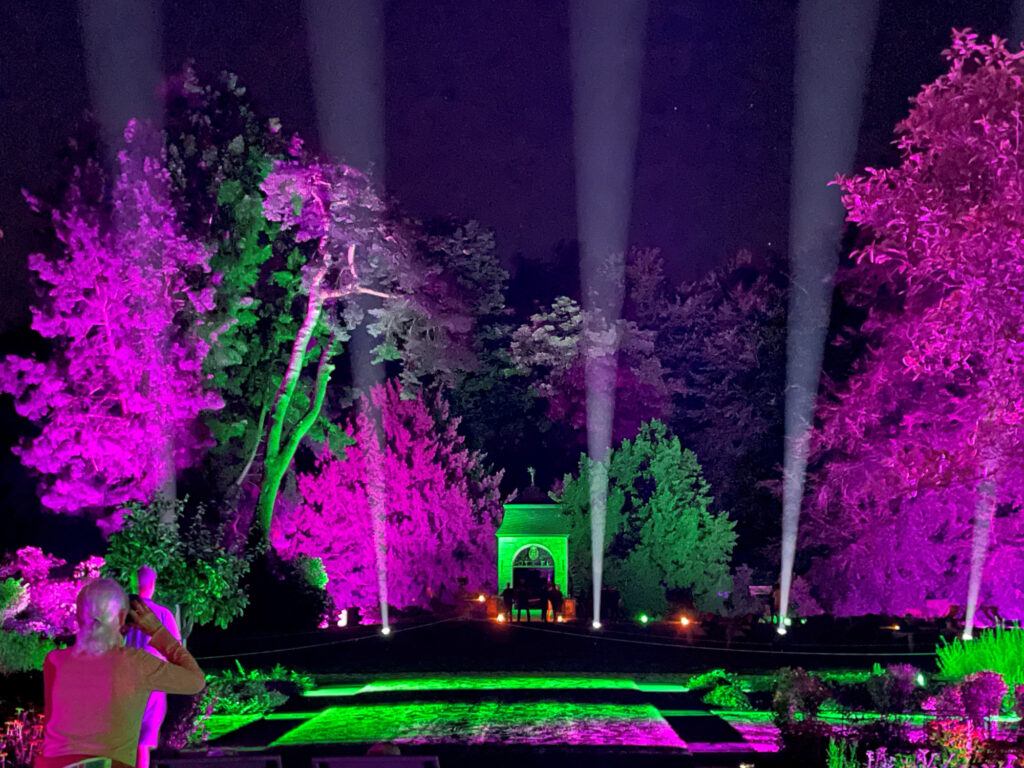 Nach Einbruch der Dunkelheit verwandelt das Farbspiel des Lichtfestivals den Schlossgarten am Schloss Dyck in einen spektakulären Schauplatz.
(Foto: Stifung Schloss Dyck)