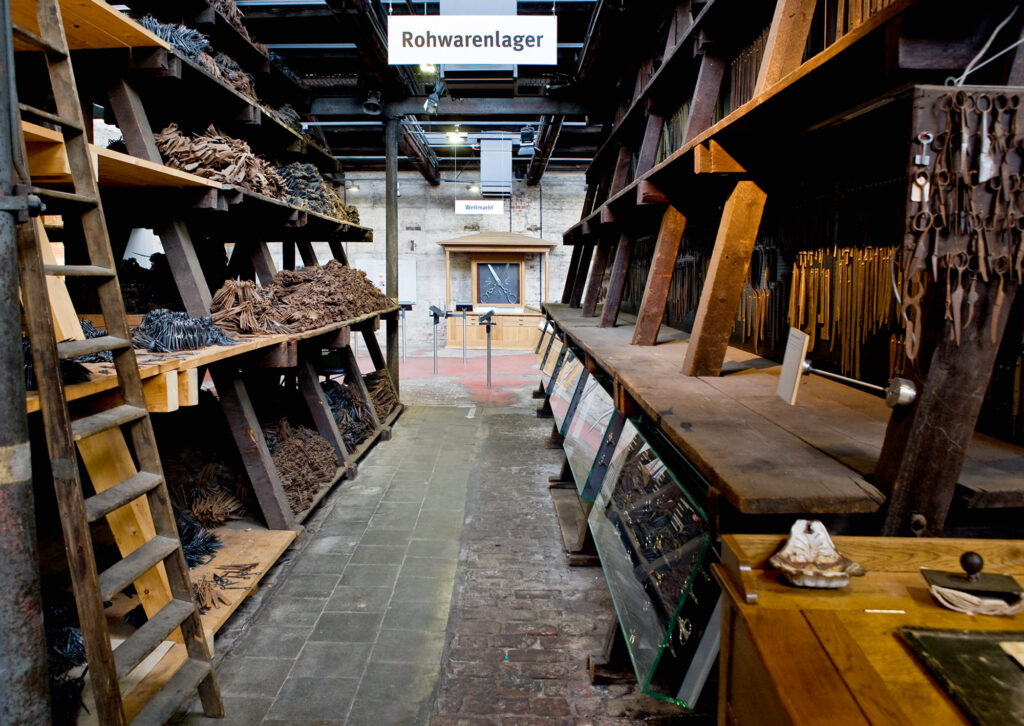 Blick in das ehemalige Lager der Gesenkschmiede Hendrichs. Einstmals waren hier viele tausend Scheren in verschiedenen Formen und Dimensionen gelagert.
Bild: LVR-Industriemuseum