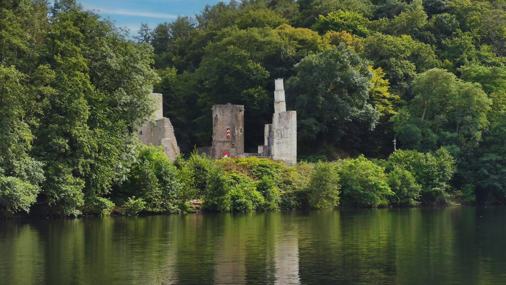 Versteckt zwischen üppigen Bäumen in einem dichten Wald und an der Ruhr gelegen, steht die historische Burg Hardenstein.
(Foto: Jörg Fruck, Stadt Witten)