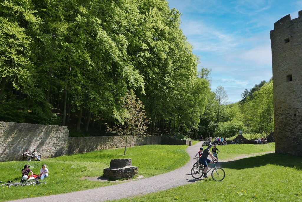 Hinter dichten Bäumen ist die Burgruine Hardenstein mithilfe von Waldwegen und kleinen Pfaden zu erreichen. Umgebung von purer Natur, steht die historische Burg in idyllischer Atmosphäre.
(Foto: Jörg Fruck, Stadt Witten)