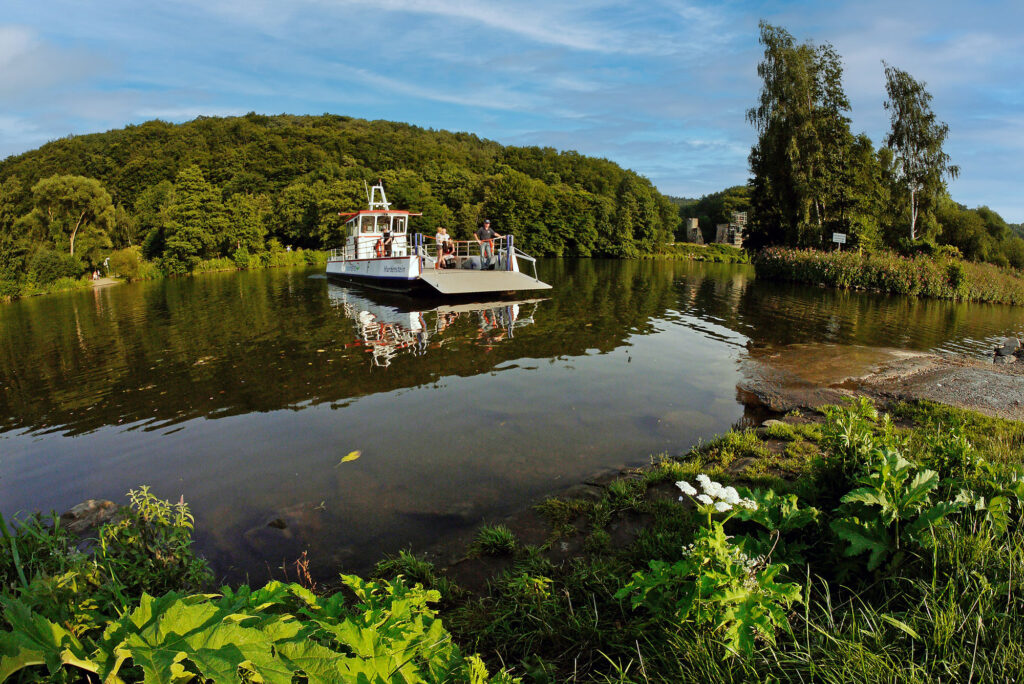 An der Burgruine Hardenstein befindet sich eine Anlegerstelle für die Ruhrtal-Fähren. Hier können Abstecher zum Kemnader See und Kemnader Haus gemacht werden.