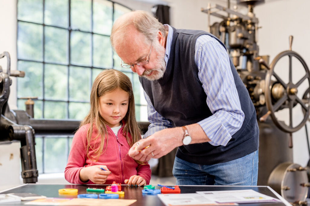 Große und kleine Detektiv*innen setzen sich mit Fragen der Energie auseinander und experiementieren an verschiedenen Stationen, um knifflige Aufgaben zu lösen.
(Foto: LVR-ZMB, Nicole Schäfer)